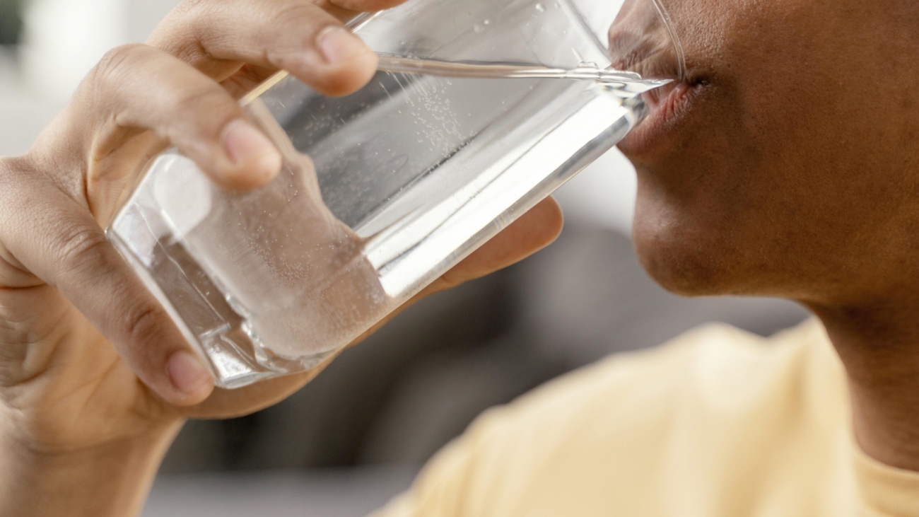 portrait-man-home-drinking-glass-water